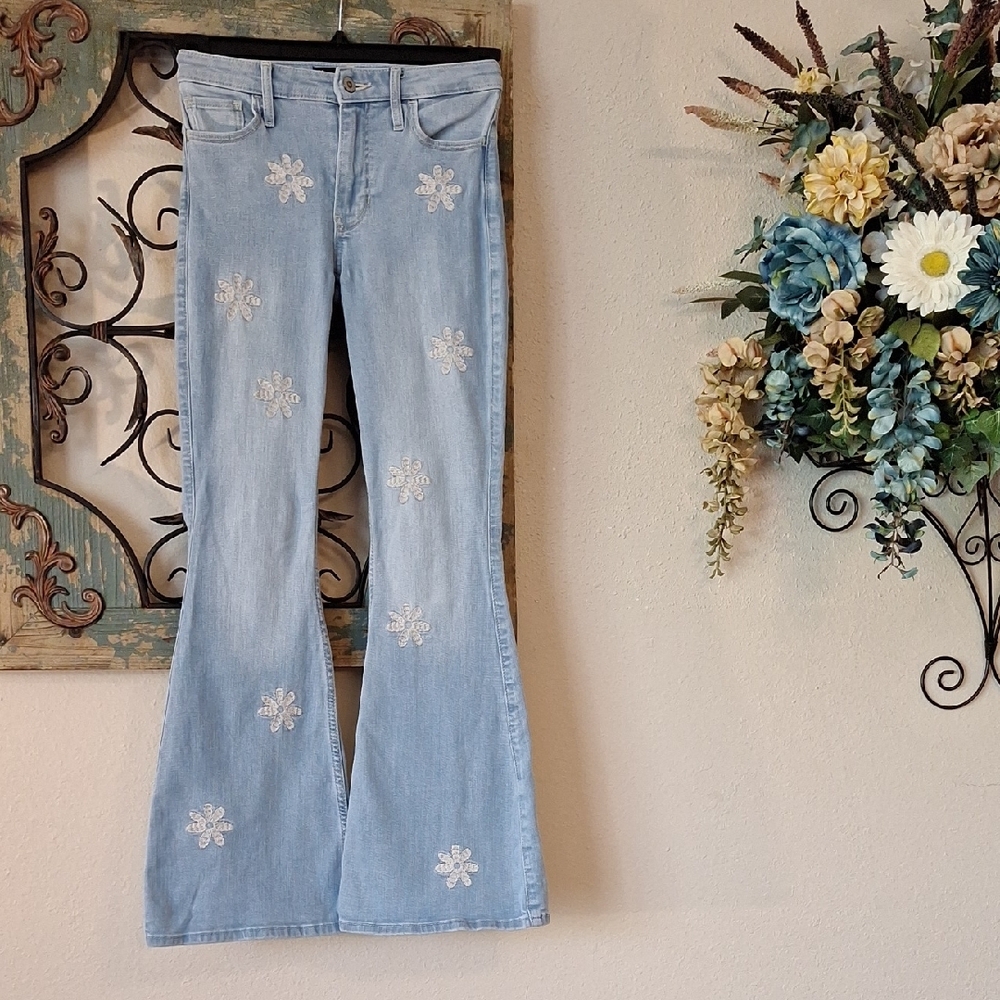 Hollister Light Blue Floral Embroidered Flare Jeans. NWOT Size 24